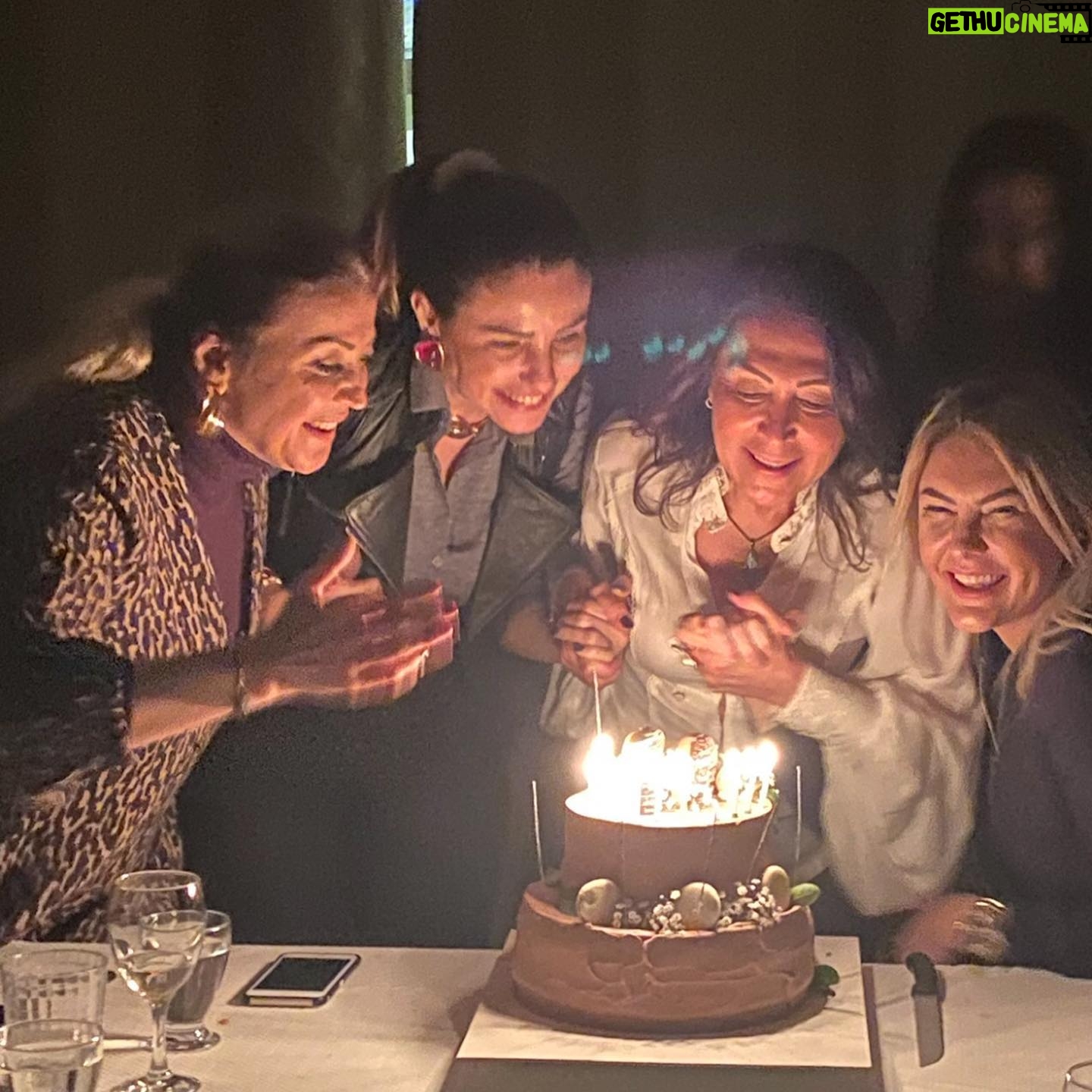 Asuman Dabak Instagram - Tarihe imza atacak kadar güzel bir doğum haftası hazırlayan ,canımmm güzel yürekli güzelll dostlarımm,yanımda olamayan arayıp mesaj yazan tüm sevdiklerime çokkk teşekkür ediyorum 🙏💕Hayat dostlarla paylaştıkça güzel her birinizi kalbinizden öpüyorum💋yine bu şahane doğum günün mimarları olan @fulyagnddu @burcuhtt @biremyapar ayrıca teşekkür ediyorum ,çoookkkk özell olduğumu bu kadar samimi hissettirdiğiniz için 💕sizleri çokkk seviyorummm💋🍷🙏