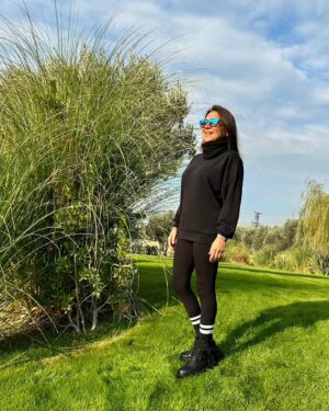 Asuman Dabak Instagram - “Zeytini dinledim beklemeyi öğrendim,Akasya dan gitmeyi,vuslatı ceviz ağacından,limonun dediği ayrılığı ve aşkı Nar dan..”demiş şair…😎