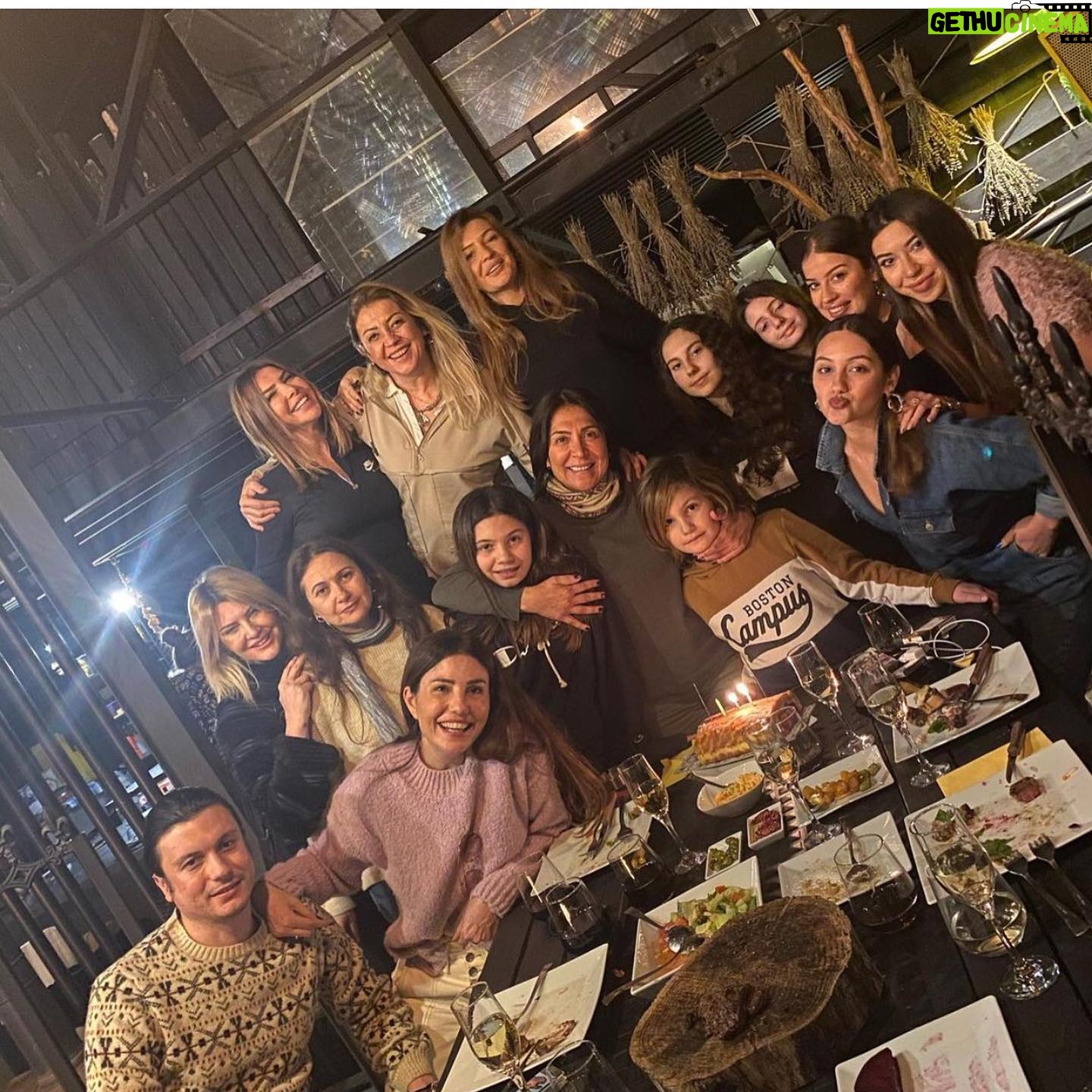 Asuman Dabak Instagram - Tarihe imza atacak kadar güzel bir doğum haftası hazırlayan ,canımmm güzel yürekli güzelll dostlarımm,yanımda olamayan arayıp mesaj yazan tüm sevdiklerime çokkk teşekkür ediyorum 🙏💕Hayat dostlarla paylaştıkça güzel her birinizi kalbinizden öpüyorum💋yine bu şahane doğum günün mimarları olan @fulyagnddu @burcuhtt @biremyapar ayrıca teşekkür ediyorum ,çoookkkk özell olduğumu bu kadar samimi hissettirdiğiniz için 💕sizleri çokkk seviyorummm💋🍷🙏