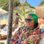 Asuman Dabak Instagram – Gözüm kara,kalmadı yara ,oldum renga-rengarenk…
Bazen her şey sararıp solar,biz hep renga-rengarenk😎💃🏽💃🏽