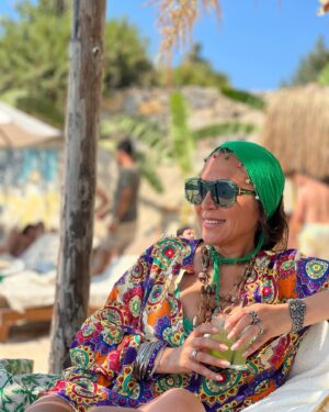 Asuman Dabak Instagram - Gözüm kara,kalmadı yara ,oldum renga-rengarenk…
Bazen her şey sararıp solar,biz hep renga-rengarenk😎💃🏽💃🏽