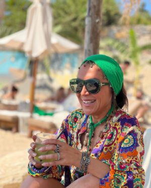 Asuman Dabak Instagram - Gözüm kara,kalmadı yara ,oldum renga-rengarenk…
Bazen her şey sararıp solar,biz hep renga-rengarenk😎💃🏽💃🏽