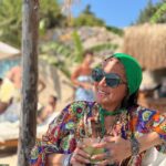 Asuman Dabak Instagram - Gözüm kara,kalmadı yara ,oldum renga-rengarenk… Bazen her şey sararıp solar,biz hep renga-rengarenk😎💃🏽💃🏽
