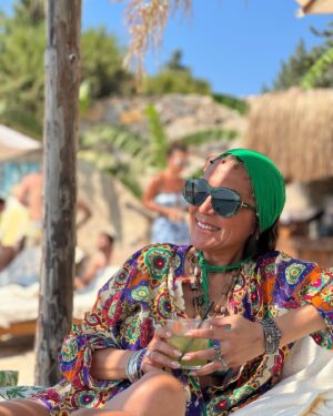 Asuman Dabak Instagram - Gözüm kara,kalmadı yara ,oldum renga-rengarenk…
Bazen her şey sararıp solar,biz hep renga-rengarenk😎💃🏽💃🏽