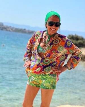 Asuman Dabak Instagram - Gözüm kara,kalmadı yara ,oldum renga-rengarenk…
Bazen her şey sararıp solar,biz hep renga-rengarenk😎💃🏽💃🏽