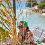 Asuman Dabak Instagram - Gözüm kara,kalmadı yara ,oldum renga-rengarenk… Bazen her şey sararıp solar,biz hep renga-rengarenk😎💃🏽💃🏽