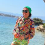 Asuman Dabak Instagram – Gözüm kara,kalmadı yara ,oldum renga-rengarenk…
Bazen her şey sararıp solar,biz hep renga-rengarenk😎💃🏽💃🏽
