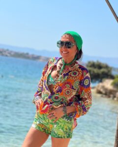Asuman Dabak Instagram - Gözüm kara,kalmadı yara ,oldum renga-rengarenk… Bazen her şey sararıp solar,biz hep renga-rengarenk😎💃🏽💃🏽