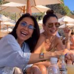 Asuman Dabak Instagram – Dostlar ,yıldızlar gibidir karanlık çöktüğünde onlar görünür🌈sen benim hediyem yıldızımsın güzell Fulya’mmm💫Dostluk aşktan daha zordur çünkü daha uzun sürer🎈dostluk unutulmayacak kadar güzel,ender insanlarla yaşanacak kadar özeldir🎈dostluğu iki nehire benzetirim hep,gittiği yeride temizler geldiği yeride💕bir ömür hep yanyana cancana Fulya’mmm 😍🙏🌈🍾🍓💃🏽💃🏽🎈🎈🎈iyikiii doğdun💐💐💐 @fulyagnddu