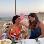 Asuman Dabak Instagram – Dostlar ,yıldızlar gibidir karanlık çöktüğünde onlar görünür🌈sen benim hediyem yıldızımsın güzell Fulya’mmm💫Dostluk aşktan daha zordur çünkü daha uzun sürer🎈dostluk unutulmayacak kadar güzel,ender insanlarla yaşanacak kadar özeldir🎈dostluğu iki nehire benzetirim hep,gittiği yeride temizler geldiği yeride💕bir ömür hep yanyana cancana Fulya’mmm 😍🙏🌈🍾🍓💃🏽💃🏽🎈🎈🎈iyikiii doğdun💐💐💐 @fulyagnddu