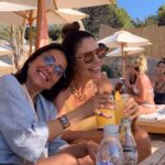 Asuman Dabak Instagram – Dostlar ,yıldızlar gibidir karanlık çöktüğünde onlar görünür🌈sen benim hediyem yıldızımsın güzell Fulya’mmm💫Dostluk aşktan daha zordur çünkü daha uzun sürer🎈dostluk unutulmayacak kadar güzel,ender insanlarla yaşanacak kadar özeldir🎈dostluğu iki nehire benzetirim hep,gittiği yeride temizler geldiği yeride💕bir ömür hep yanyana cancana Fulya’mmm 😍🙏🌈🍾🍓💃🏽💃🏽🎈🎈🎈iyikiii doğdun💐💐💐 @fulyagnddu