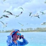 Asuman Dabak Instagram – Kuşlarla güldük eğlendik meğerse gülünce kuşlar uçuşurmuş seslerinize,uçuşan kuşlar konsun göğsünüze🕊🕊🕊💙