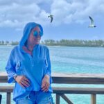 Asuman Dabak Instagram – Kuşlarla güldük eğlendik meğerse gülünce kuşlar uçuşurmuş seslerinize,uçuşan kuşlar konsun göğsünüze🕊🕊🕊💙