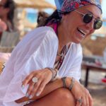 Asuman Dabak Instagram - Güneşin sıcaklığı ,suyun serinliği hep yanımızda olsun neşemizlee…💕🌴⛵️🥂💃🏽