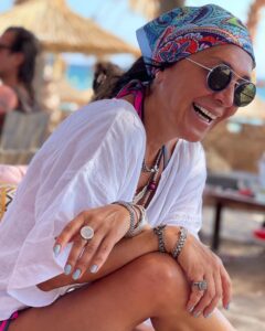 Asuman Dabak Instagram - Güneşin sıcaklığı ,suyun serinliği hep yanımızda olsun neşemizlee…💕🌴⛵️🥂💃🏽