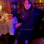 Asuman Dabak Instagram - Hayatın hızına ,en güzel yıllarına,çabuk geçenlerine…her yeni güne,güzel isteklerine,mutluluklarına yeni gülüşlerine ..Hoşgell 🎂🙏