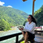 Asuman Dabak Instagram – Bir çift yaprakmış dalında yumuşacık 
Tutmuşum tutmuşum ellerinden seni 
Düşmüşüz yavaşça bir sakin derenin
İçindeymişik yeşilmişik sazmışık

Balıklar gibiymiş sessiz ve karanlık
Yüzermiş saçların yüzermiş nefesin
Susarmışız öyle bir sakin derenin
İçindeymişik yeşilmişik sazmışık
 
  Can Yücel