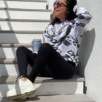 Asuman Dabak Instagram – Ne demiş şair ; Ağır, ağır çıkacaksın bu merdivenlerden,eteklerinde güneş rengi bir yığın yaprak …🌈