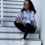 Asuman Dabak Instagram – Ne demiş şair ; Ağır, ağır çıkacaksın bu merdivenlerden,eteklerinde güneş rengi bir yığın yaprak …🌈