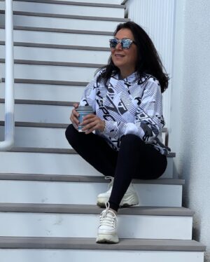 Asuman Dabak Instagram - Ne demiş şair ; Ağır, ağır çıkacaksın bu merdivenlerden,eteklerinde güneş rengi bir yığın yaprak …🌈