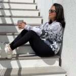 Asuman Dabak Instagram – Ne demiş şair ; Ağır, ağır çıkacaksın bu merdivenlerden,eteklerinde güneş rengi bir yığın yaprak …🌈