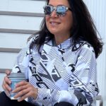 Asuman Dabak Instagram – Ne demiş şair ; Ağır, ağır çıkacaksın bu merdivenlerden,eteklerinde güneş rengi bir yığın yaprak …🌈