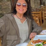 Asuman Dabak Instagram – Günaydın…yeni doğan güne,güneşe…
Yeni şansıma,umuduma,yeni düşlerime günaydın…saçlara vuran rüzgara günaydın …Denize günaydın maviye..kediye köpeğe börtü böceğe  günaydın…dalında ki çiçeğe, kokuna günaydın…yağmura günaydın,herşeye ve herkese günaydın …Günaydın diyen sesine günaydııınnnn…💜🙏