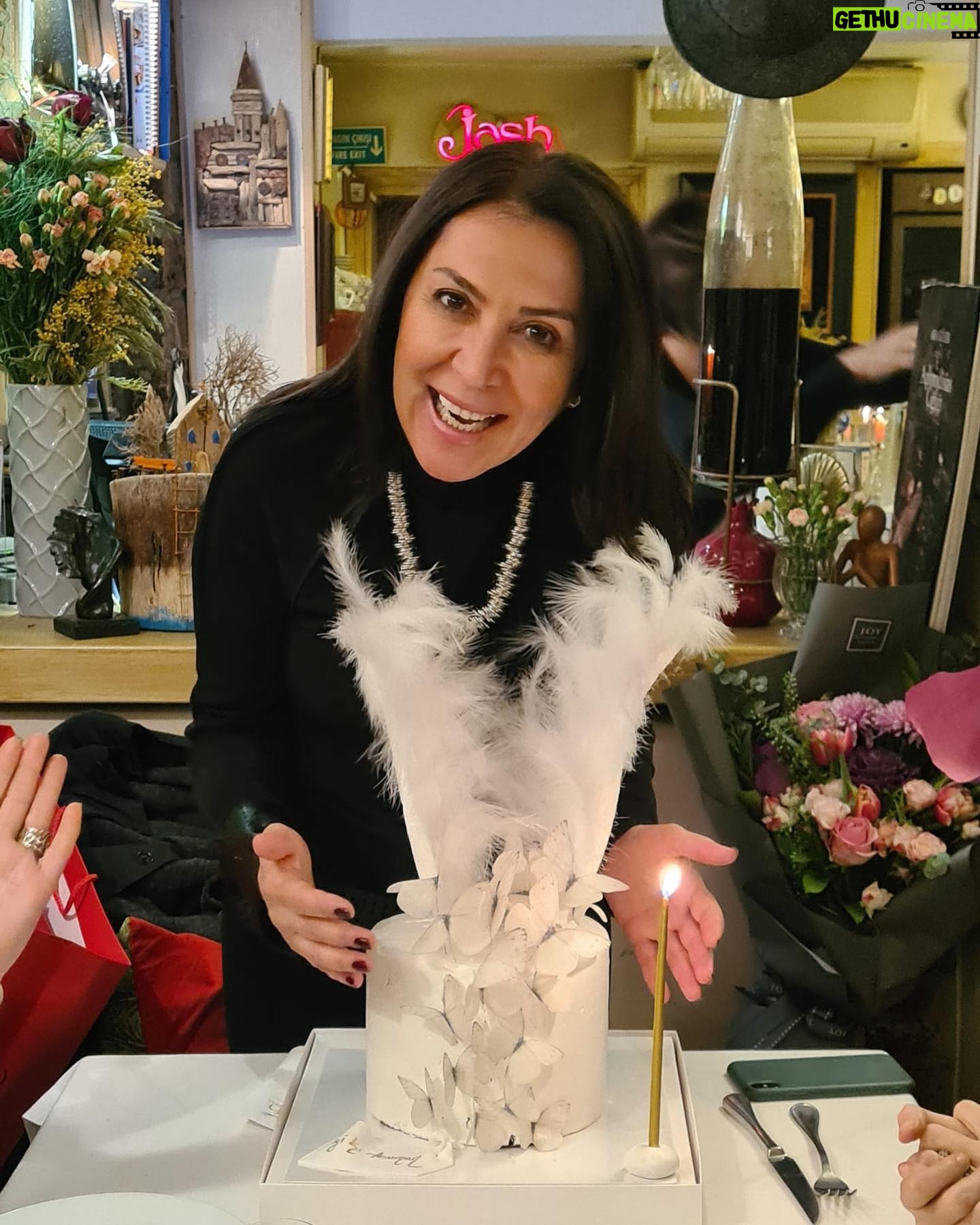 Asuman Dabak Instagram - Bir kez yaşıycaz bu hayatı ,doğru ve istediğimiz gibi yaşayabilirsek bir kez bile olsa yeter..💜🙏💃🏽💃🏽🥂🥰 #happybirthday 🎂