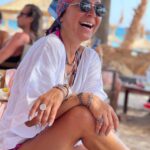 Asuman Dabak Instagram - Güneşin sıcaklığı ,suyun serinliği hep yanımızda olsun neşemizlee…💕🌴⛵️🥂💃🏽