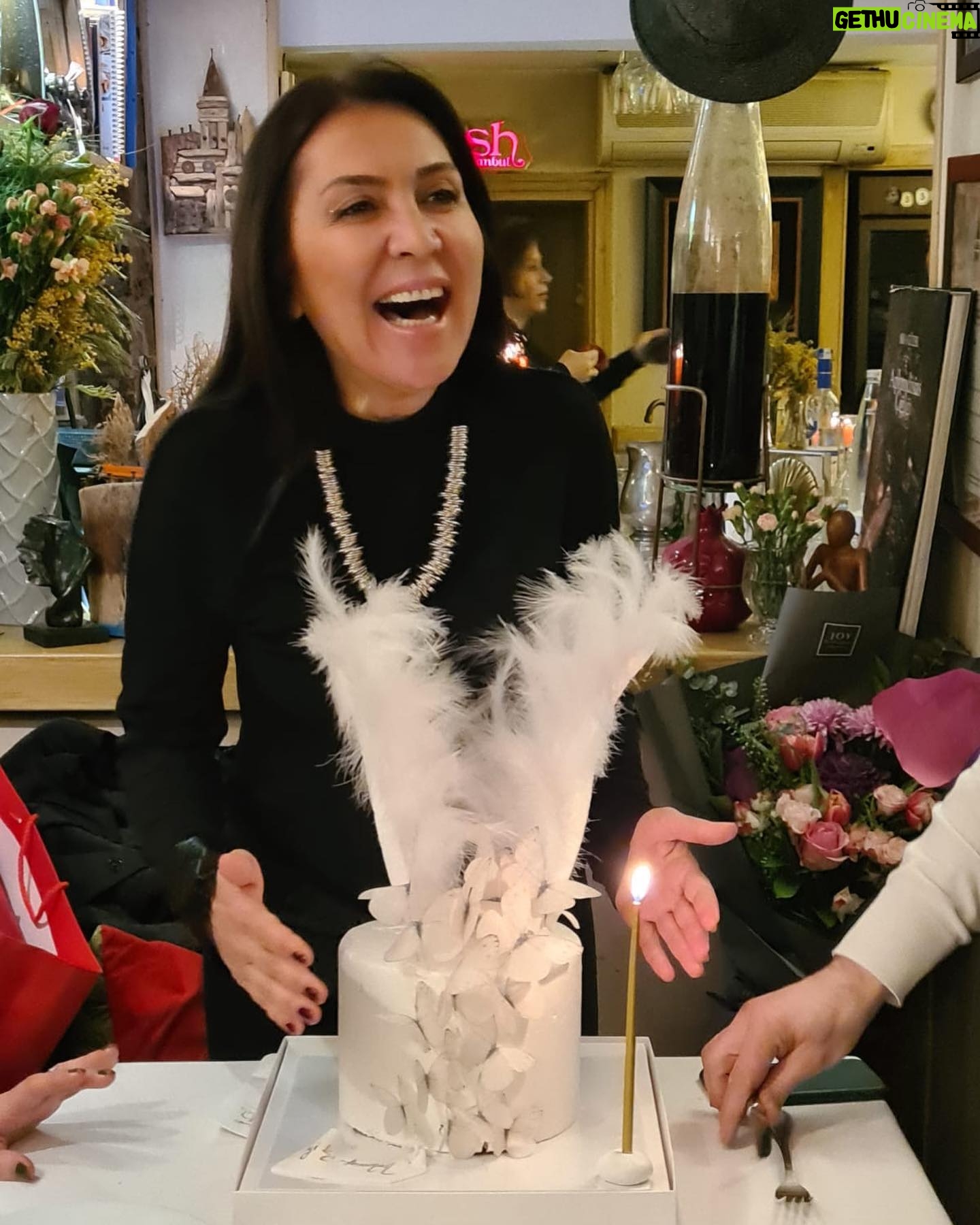 Asuman Dabak Instagram - Bir kez yaşıycaz bu hayatı ,doğru ve istediğimiz gibi yaşayabilirsek bir kez bile olsa yeter..💜🙏💃🏽💃🏽🥂🥰 #happybirthday 🎂