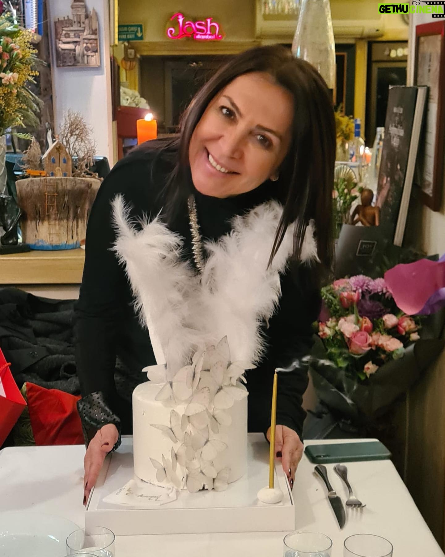 Asuman Dabak Instagram - Bir kez yaşıycaz bu hayatı ,doğru ve istediğimiz gibi yaşayabilirsek bir kez bile olsa yeter..💜🙏💃🏽💃🏽🥂🥰 #happybirthday 🎂