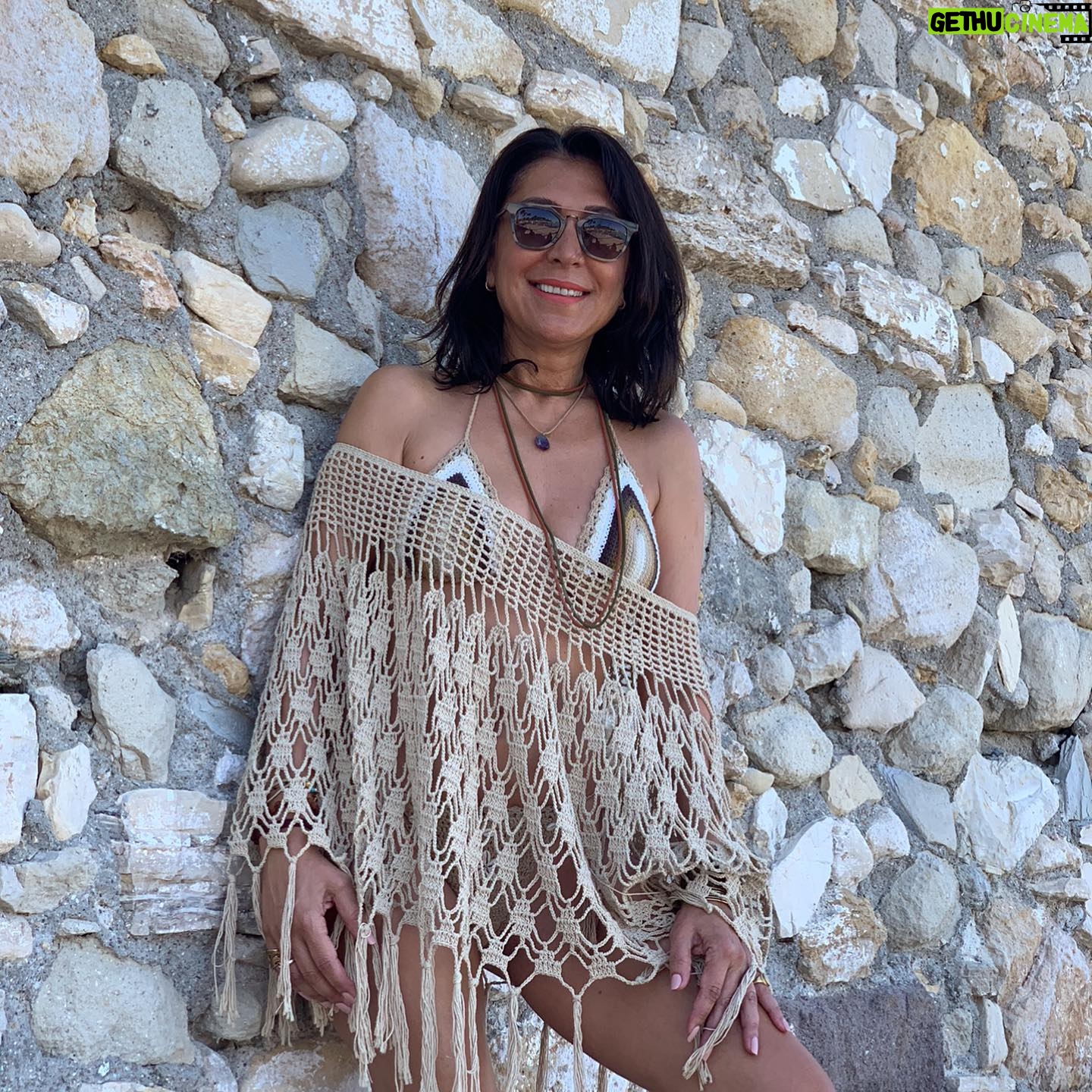 Asuman Dabak Instagram - Bali esintileri tabikii,harika bir koleksiyon hazırlamış yine fındığımm 👏👏👏👍😍 2021 yaz sezonu çekimleri Çeşme’de yapıldı @balifashionbags @ffunda_mizrak ellerine sağlık olsun canımmm benimmm👏👏👏👍