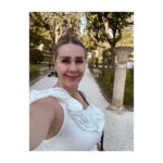 Atala Sarmiento Instagram - RAGUSA… Otra de las ciudades que mejor representa al barroco Siciliano… Este lugar me recordó la importancia de saber reconstruirse y florecer. Ragusa fue totalmente destruída por un terremoto que acabó con la mitad de la población… Y se levantó con una belleza que impacta sobre un montículo arcilloso típico de los paisajes italianos… ¡Precioso! De lo que más me gustó 😍 #quevivalavida #asísí #ladolvevita #ragusa #triángulobarrocosiciliano