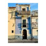 Atala Sarmiento Instagram - RAGUSA… Otra de las ciudades que mejor representa al barroco Siciliano… Este lugar me recordó la importancia de saber reconstruirse y florecer. Ragusa fue totalmente destruída por un terremoto que acabó con la mitad de la población… Y se levantó con una belleza que impacta sobre un montículo arcilloso típico de los paisajes italianos… ¡Precioso! De lo que más me gustó 😍 #quevivalavida #asísí #ladolvevita #ragusa #triángulobarrocosiciliano