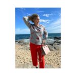 Atala Sarmiento Instagram - Y para qué pelearse con el viento sin tan bonito es dejarlo despeinarte 🌬️🌊☀️ Sudadera de mi linda @kikachavezbrand #quevivalavida #asísí #ladolcevita #costabrava #desconectando