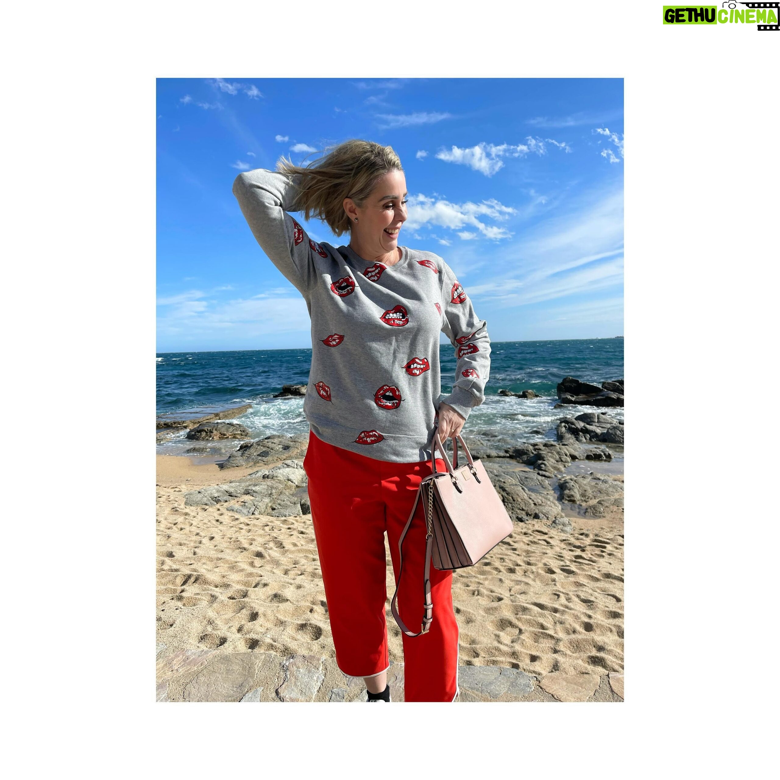 Atala Sarmiento Instagram - Y para qué pelearse con el viento sin tan bonito es dejarlo despeinarte 🌬️🌊☀️ Sudadera de mi linda @kikachavezbrand #quevivalavida #asísí #ladolcevita #costabrava #desconectando