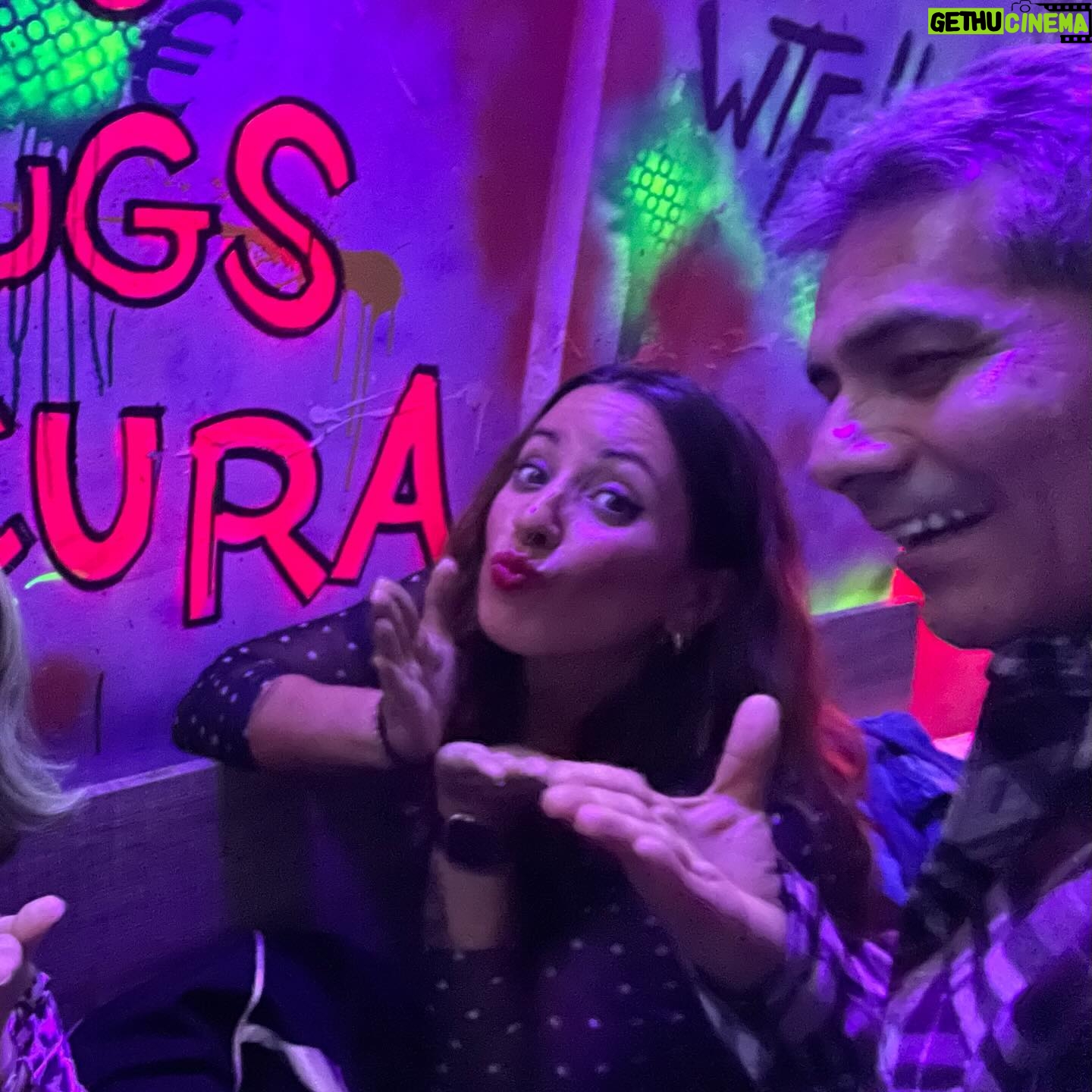 Atala Sarmiento Instagram - Empezó con unos tacos…normal…terminó en “locura” y “kisses” 🤪 pero lo que nos hemos reído con un buen comienzo de año ❤️🎉🌮