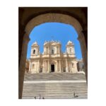 Atala Sarmiento Instagram - NOTO… Una de las más bellas ciudades sicilianas al sur de la isla. La representación del barroco en todo su esplendor. Una ciudad dorada donde hay tantos palazzos como iglesias…. ¡Espectacular! En una sola palabra… #quevivalavida #asísí #ladolcevita #noto #sicilianelcuore