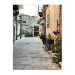 Atala Sarmiento Instagram - RAGUSA… Otra de las ciudades que mejor representa al barroco Siciliano… Este lugar me recordó la importancia de saber reconstruirse y florecer. Ragusa fue totalmente destruída por un terremoto que acabó con la mitad de la población… Y se levantó con una belleza que impacta sobre un montículo arcilloso típico de los paisajes italianos… ¡Precioso! De lo que más me gustó 😍 #quevivalavida #asísí #ladolvevita #ragusa #triángulobarrocosiciliano
