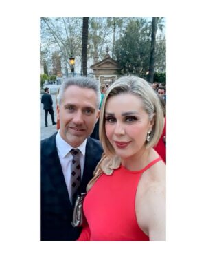 Atala Sarmiento Instagram - Cuando me preguntan por qué soy tan alegre tengo que explicar el cocktail del que estoy hecha:
Un gen catalán que es mi parte seria, un gen murciano que es mi parte dulce y un gen andaluz que es todo alegría…
Y si a eso le sumamos que nací y crecí en mi México precioso, pues no hay margen para fallos ¡La mezcla es infalible! 💥💖
P.D.: S E V I L L A está aún más guapa con los míos ✨
#quevivalavida #asísí #bodasevillana #lafamiliaeslomásimportante