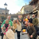 Atala Sarmiento Instagram - Puebleando con la banda 🤟🏻✨ #quevivalavida #asísí #ladolcevita #cerdanya #Llivia