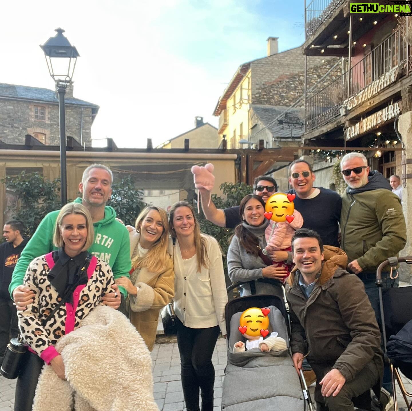 Atala Sarmiento Instagram - Puebleando con la banda 🤟🏻✨ #quevivalavida #asísí #ladolcevita #cerdanya #Llivia