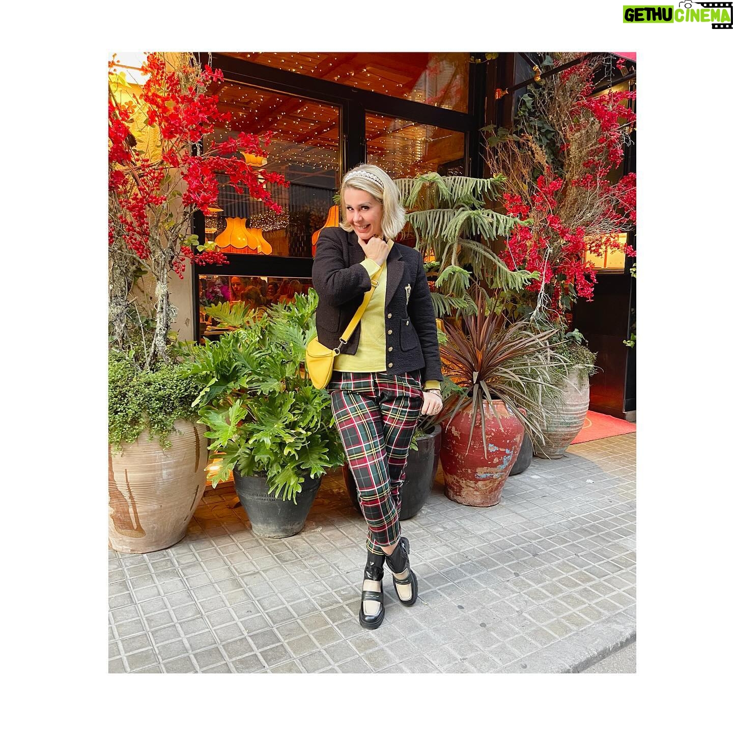 Atala Sarmiento - 6.2K Likes - Mis 15 (invertidos claro jajajaja) 😜
Pero, a ver, muy bien puestos carambas!
Estoy estrenando los botines que me regaló mi guapo 🥰
¡Cumpleaños total a mí! 🎂
#quevivalavida #asísí #ladolcevita #birthdaygirl #celebrandolavida #viviresmaravilloso #cumpleañostotal
#pantalon y #jersey de @caprichealc