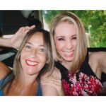 Atala Sarmiento Instagram - ¡Míranos Larita mía! ¿Te acuerdas de este camino? Estaba lleno de curvas pronunciadas, bajadas empinadas, precipicios infinitos… Lo recorrimos a manos de un imprudente conductor a gran velocidad, al grado de bautizarlo como “El autobús de la m*e4te”. Mientras el resto de los pasajeros guardaba un tenso silencio, tú y yo no paramos de reír, de nervios ¡Sí! Pero las carcajadas nos sacaron a flote y lo que hubiera parecido un recorrido infernal, lo supimos convertir en uno de los pasajes más divertidos y memorables de ese viaje que hicimos juntas… Así ha sido también nuestra vida. Con curvas, precipicios, bajadas peligrosas; hemos tenido miedo, pero lo hemos sorteado graciosamente, con risas, con lágrimas, con temor…pero ¡Hemos sido valientes Lara! Le hemos plantado cara al dolor y lo hemos vencido con risas, muchas risas… FELIZ CUMPLEAÑOS VALIENTE!!!!… Te deseo risas eternas, de esas que nos han curado el alma, de esas que siempre te voy a regalar… Feliz cumpleaños hermana de mi alma!!! TE QUIERO!!! 💜✨🎂🥂 #defyinggravity #youwontbringmedown #quevivalavida #quevivalarisa