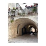 Atala Sarmiento Instagram - RAGUSA… Otra de las ciudades que mejor representa al barroco Siciliano… Este lugar me recordó la importancia de saber reconstruirse y florecer. Ragusa fue totalmente destruída por un terremoto que acabó con la mitad de la población… Y se levantó con una belleza que impacta sobre un montículo arcilloso típico de los paisajes italianos… ¡Precioso! De lo que más me gustó 😍 #quevivalavida #asísí #ladolvevita #ragusa #triángulobarrocosiciliano
