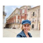 Atala Sarmiento Instagram - SIRACUSA… La gran capital de la Magna Grecia donde nació Arquímedes y que dio refugio a Caravaggio tras fugarse de la prisión en Malta… El gran escenario de películas como “Malena”… Historia y belleza que no alcanzan solo diez imágenes para compartir… #quevivalavida #asísí #ladolcevita #Siracusa #sicilianelcuore