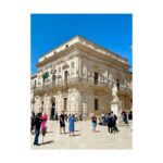 Atala Sarmiento Instagram - SIRACUSA… La gran capital de la Magna Grecia donde nació Arquímedes y que dio refugio a Caravaggio tras fugarse de la prisión en Malta… El gran escenario de películas como “Malena”… Historia y belleza que no alcanzan solo diez imágenes para compartir… #quevivalavida #asísí #ladolcevita #Siracusa #sicilianelcuore