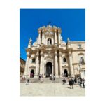 Atala Sarmiento Instagram - SIRACUSA… La gran capital de la Magna Grecia donde nació Arquímedes y que dio refugio a Caravaggio tras fugarse de la prisión en Malta… El gran escenario de películas como “Malena”… Historia y belleza que no alcanzan solo diez imágenes para compartir… #quevivalavida #asísí #ladolcevita #Siracusa #sicilianelcuore