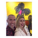 Atala Sarmiento Instagram - Aquí estamos muy sonrientes en la nueva exposición de la colección “SAHD” de nuestro querido amigo Jacob Vilató @vilatoivilato GRAN artista y MEJOR persona. Pueden visitar la expo en NoHo ubicado en Carrer de Córsega 224, Barcelona ¡IM PER DI BLE! 🥰💥 #quevivalavida #asísí #barcelonamylove #ladolcevita P.D.: Mi Jacket molona es de @littlelola.donostia 🥰