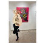Atala Sarmiento Instagram - Aquí estamos muy sonrientes en la nueva exposición de la colección “SAHD” de nuestro querido amigo Jacob Vilató @vilatoivilato GRAN artista y MEJOR persona. Pueden visitar la expo en NoHo ubicado en Carrer de Córsega 224, Barcelona ¡IM PER DI BLE! 🥰💥 #quevivalavida #asísí #barcelonamylove #ladolcevita P.D.: Mi Jacket molona es de @littlelola.donostia 🥰